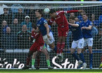 Virgil Van Dijk muncul wira Liverpool apabila menjaringkan gol kemenangan lewat ketika menentang Everton dalam aksi Liga Perdana Inggeris di Stadium Hill Dickinson, Liverpool, hari ini. - AFP