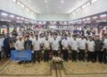 ANWAR Ibrahim (tengah) bergambar bersama pelajar pada Majlis Ramah Mesra MADANI Pelajar Tahfiz Negeri Terengganu di Sekolah Menengah Imtiyaz Yayasan Terengganu, Kuala Terengganu, Terengganu. - UTUSAN/PUQTRA HAIRRY