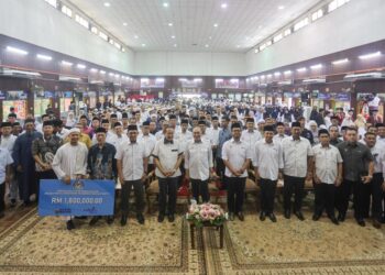 ANWAR Ibrahim (tengah) bergambar bersama pelajar pada Majlis Ramah Mesra MADANI Pelajar Tahfiz Negeri Terengganu di Sekolah Menengah Imtiyaz Yayasan Terengganu, Kuala Terengganu, Terengganu. - UTUSAN/PUQTRA HAIRRY