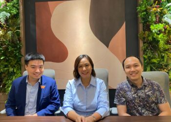 STEPHANIE Ping (tengah) bersama Andrew Yeow (kiri) dan Ketua Hartanah WORQ, Wong Chea Hao berkongsi mengenai konsep ruang kerja berteraskan kesejahteraan pada program WORQ Well Media & Creators Experience Day di KL Eco City, Kuala Lumpur, semalam. - UTUSAN/WAFA WAJIHAH AHMAD