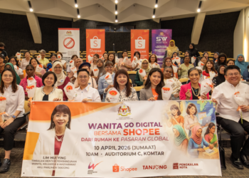 LIM Hui Ying (depan, empat dari kiri) pada program Wanita Go Digital bersama Shopee @ Komtar di Pulau Pinang.