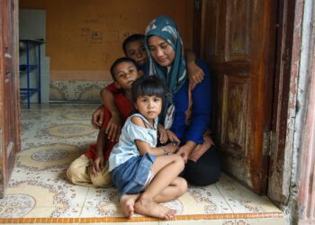SITI Nur Jamilah Jamaludin di samping anak-anaknya ketika ditemui di Taman Naka Jaya, Padang Terap, Kedah- UTUSAN/ SHAHIR NOORDIN