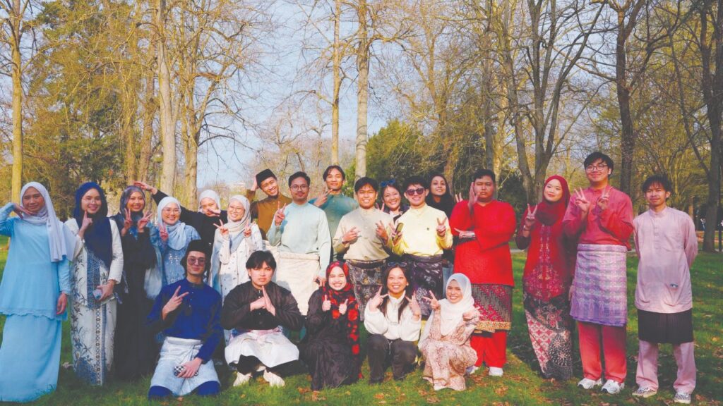 [SALAM PERANTAUAN] Selamat Hari Raya dari Perancis