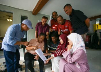 NUR Batrisya Zulaikha Hussin menunjukkan slip keputusan SPM 2025 yang diperoleh kepada ibu bapanya, guru serta penduduk setempat ketika ditemui di Naka, Padang Terap, Kedah, semalam.