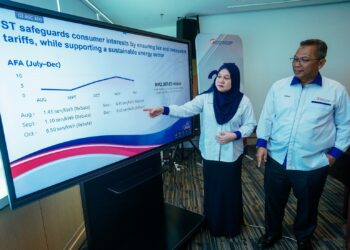 SITI Safinah Salleh menunjukkan laporan ketika membentangkan Semakan Kawal Selia Tahunan Suruhanjaya Tenaga 2026 di Putrajaya, semalam.-UTUSAN/FAISOL MUSTAFA.