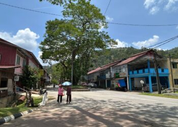 SUASANA lengang di pekan Sungai Lembing, Kuantan, Pahang, yang dahulunya meriah dengan kehadiran pelancong, kini terkesan susulan penurunan kunjungan pelawat sejak kebelakangan ini. UTUSAN/ DIANA SURYA ABD WAHAB