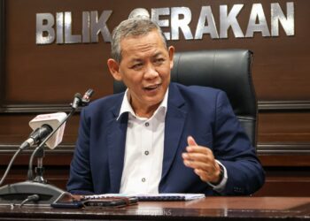 AMINUDDIN Harun pada sidang akhbar selepas mempengerusikan Mesyuarat Exco di Wisma Negeri, Seremban hari ini.