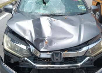 KEADAAN kereta Honda City yang remuk dipercayai selepas merempuh seorang warga emas yang sedang melintas jalan di Bayan Lepas, Pulau Pinang, petang semalam.-GAMBAR/MEDIA SOSIAL