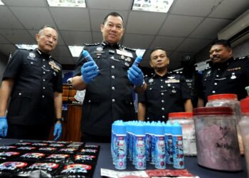 AB. Rahaman Arsad menunjukkan rampasan dadah semasa sidang akhbar di Ibu Pejabat Polis Kontinjen (IPK) Johor. - UTUSAN/RAJA JAAFAR ALI