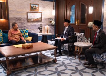 SULTAN Mizan Zainal Abidin (kiri) menerima  menerima sembah menghadap R. Ramanan (tengah) bagi mempersembahkan perkembangan projek berkaitan Perkeso di Istana Syarqiyyah, Kuala Terengganu.