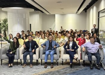 Siew Hock (depan, tengah) bersama para peserta taklimat eksekutif 'Silicon Valley AI Advantage – What Malaysian CEOs Must Understand Now' di Kuala Lumpur.
