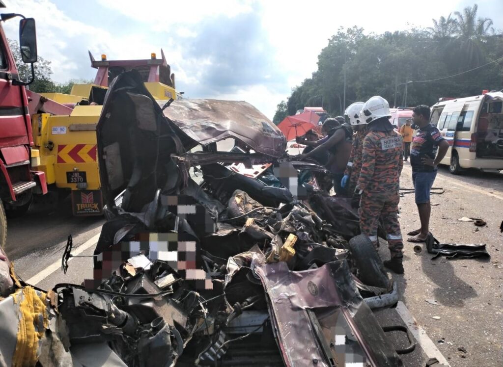 Tiga maut, dua cedera van dirempuh dua lori