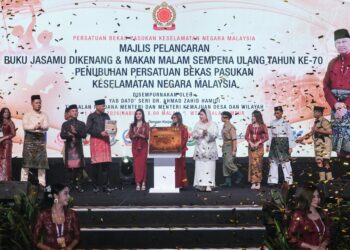 MAJLIS Pelancaran Buku Jasamu Dikenang 70 Tahun Persatuan Bekas Pasukan Keselamatan Negara Malaysia (PBPKNM) yang disempurnakan oleh Pengerusi Sekretariat Majlis, Tan Sri Dato Seri Musa Hassan di Dewan Merdeka, WTC Kuala Lumpur. - UTUSAN/M. FIRDAUS M. JOHARI