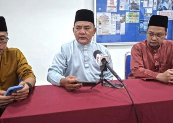 RAHMAD Mariman pada sidang akhbar di Masjid Al-Alami, MITC Ayer Keroh, Melaka malam tadi. - UTUSAN/AMRAN MULUP