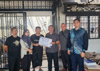 MUHAMMAD Yusuf Irfan Hairul Anuar menerima sumbangan wakalah zakat Tabung Haji menerusi Universiti Pertahanan Nasional Malaysia (UPNM) bagi meringankan beban yang ditanggung keluarga.