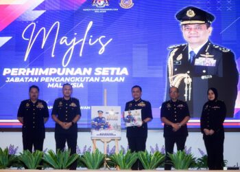 AEDY Fadly Ramli meluncurkan buku Setia Dewi Pertiwi di Kementerian Pengankutan, Putrajaya. - UTUSAN/FAISOL MUSTAFA
