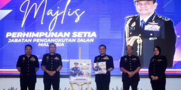 AEDY Fadly Ramli meluncurkan buku Setia Dewi Pertiwi di Kementerian Pengankutan, Putrajaya. - UTUSAN/FAISOL MUSTAFA