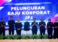 AEDY Fadly Ramli (empat kanan) meluncurkan baju korporat baharu JPJ di Kementerian Pengankutan, Putrajaya. - UTUSAN/FAISOL MUSTAFA