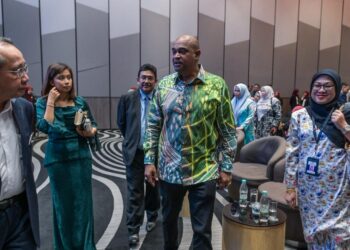 RAMANAN Ramakrishnan hadir pada Majlis Penyerahan Watikah dan Sijil Pelantikan Anggota Tribunal Pekerja GIG (TPG) dan Anggota Majlis Perundingan GIG (MPGig) di Hotel Wyndham Grand Bangsar di sini, hari ini. - UTUSAN/SYAKIR RADIN