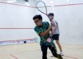 PEMAIN squash lelaki bawah 17 negara, Muhammad Haiqal Hazim (kiri), ketika menentang rakan senegara, Tan Li Khai pada saingan suku akhir Kejohanan Squash Remaja Terbuka Kuala Lumpur, di Kompleks Sukan Jalan Duta, di sini hari ini.-UTUSAN/SHIDDIEQIIN ZON