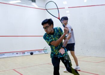PEMAIN squash lelaki bawah 17 negara, Muhammad Haiqal Hazim (kiri), ketika menentang rakan senegara, Tan Li Khai pada saingan suku akhir Kejohanan Squash Remaja Terbuka Kuala Lumpur, di Kompleks Sukan Jalan Duta, di sini hari ini.-UTUSAN/SHIDDIEQIIN ZON
