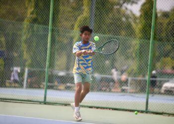 ATIF Izzuddin Mohd Sallehuddin beraksi ketika menyertai Kejohanan Lawn Tennis Association Of Malaysia (LTAM) Junior Tour 2026 yang berlangsung di Universiti Utara Malaysia (UUM) Sintok. - UTUSAN/ SHAHIR NOORDIN