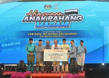 SETIAUSAHA politik Perdana Menteri, Mohd. Farhan Fauzi menerima replika cek, sumbangan kepada pelaja-pelajar B40 daripada wakil YTL Foundation, pada Majlis Himpunan Anak Pahang Madani, di Kuantan, Pahang.