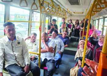 PENUMPANG menggunakan perkhidmatan bas di laluan Kuala Kangsar-Lenggong dan Gerik yang meneruskan operasi semalam.