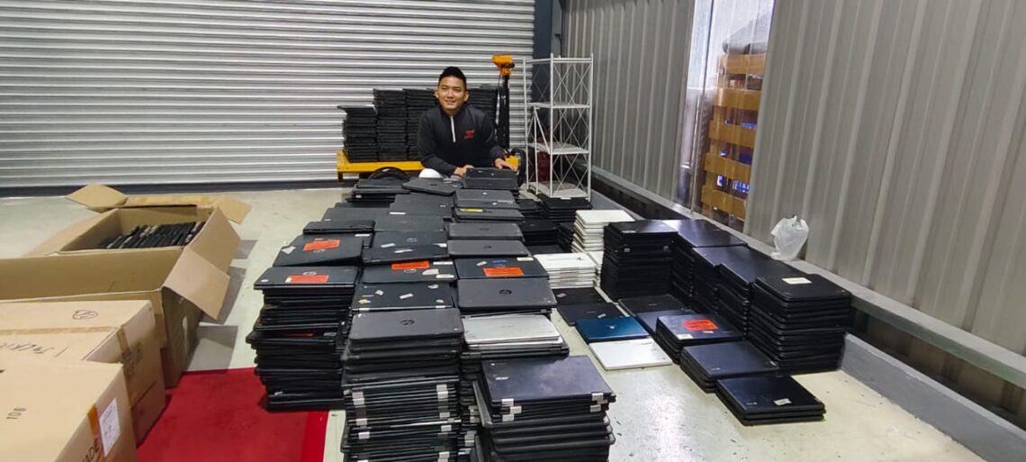 Pemuda sumbang 1,000 komputer riba