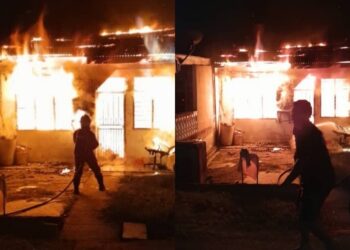 PASUKAN Bomba ketika operasi memadamkan kebakaran sebuah rumah teres di Taman Mantin Baharu, di Nilai, Seremban, semalam.-GAMBAR/IHSAN BOMBA