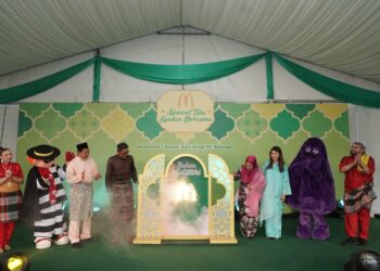 AZMIR Jaafar (empat kiri) merasmikan Rumah Terbuka Aidilfitri McDonald's Malaysia di Bangi malam tadi.