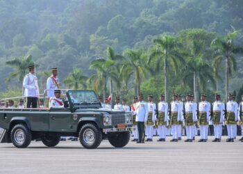 AZHAN Md Othman ketika memeriksa perbarisan sempena Hari Tentera Darat ke-93 di Dataran Panglima Tentera Darat, Kem Sungai Besi di sini, hari ini. - UTUSAN/SYAKIR RADIN
