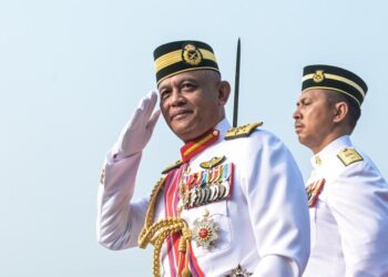 AZHAN Md Othman ketika memeriksa perbarisan sempena Hari Tentera Darat ke-93 di Dataran Panglima Tentera Darat, Kem Sungai Besi di sini, hari ini. - UTUSAN/SYAKIR RADIN