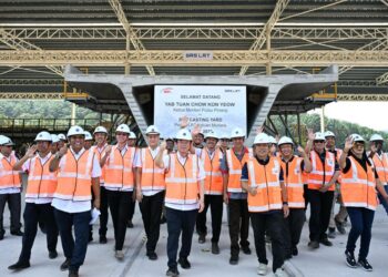 CHOW Kon Yeow (tengah) ketika melawat tapak acuan konkrit Segmental Box Girder (SBG) bagi projek LRT Laluan Mutiara di Sungai Ular, Kulim , Kedah. - IHSAN PEJABAT KETUA MENTERI PULAU PINANG