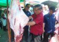 MOHAMAD Sabu melapah daging pada Program Sentuhan Agro Madani Menteri Pertanian dan Keterjaminan Makanan bersama Pemimpin Peladang Negeri Melaka di Dewan Datuk Demang Hussin, Bukit Katil, Melaka hari ini. - UTUSAN/AMRAN MULUP