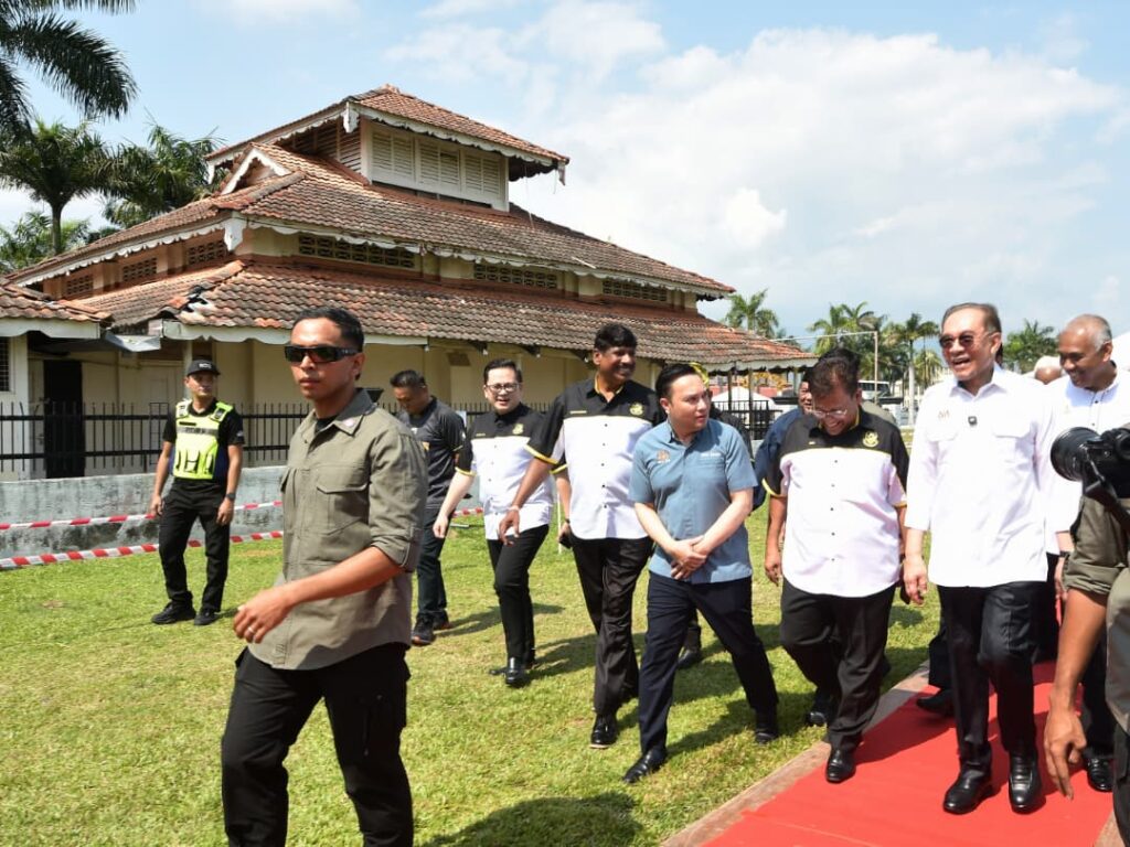 Belajar daripada Tun Abdul Razak, lawat daerah lihat rakyat – Anwar