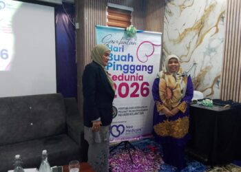 DR. Rohana (kanan) semasa merasmikan Hari Buah Pinggang Sedunia 2026 di Kubang Kerian, Kota Bharu, Kelantan.