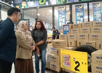 FUZIAH Salleh meninjau pelaksanaan eCOSS di Pasaraya Maslee B5, Bandar Baru Uda, Johor Bahru, hari ini.