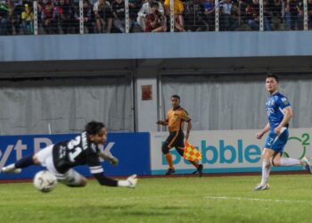 PEMAIN Penang FC, Dylan Wenzel-Halls (kanan) melepaskan rembatan kencang yang gagal ditepis oleh penjaga gol Sabah FC, Damien Chien untuk gol pertama tuan rumah dalam aksi final pertama Piala Cabaran di Stadium Bandaraya, Pulau Pinang malam ini.-UTUSAN/DANIAL SAAD
