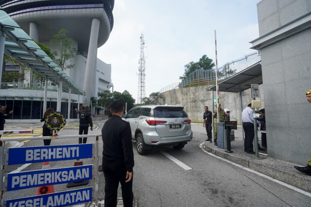 Asnida, anak Tun Daim tiba di SPRM untuk beri keterangan