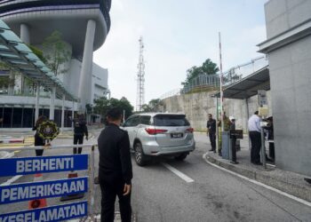 KENDERAAN SUV yang membawa anak perempuan Tun Daim Zainuddin, Asnida tiba di Ibu Pejabat SPRM Putrajaya. - UTUSAN/FAISOL MUSTAFA