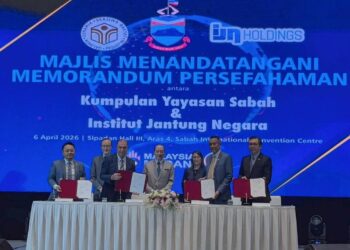 Hajiji Noor (tengah) menyaksikan Majlis Mementerai MoU antara Yayasan Sabah dan Institut Jantung Negara di SICC kelmarin.