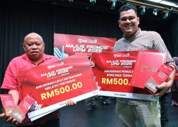 PENOLONG Pengarang Berita Utusan Malaysia, Laupa Junus dan Wartawan Rencana Kosmo!, Muhammad Farid Ahmad Tarmiji bersama anugerah yang dimenangi pada Majlis Promosi UPM 2026 di Serdang, Selangor hari ini.