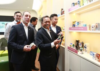 Timbalan Menteri Sains, Teknologi dan Inovasi (MOSTI), Datuk Mohammad Yusof Apdal (tengah) bersama Pengarah Urusan Tetra Pak (Malaysia, Singapura, Filipina dan Indonesia), Marcelo Perazzo (kiri) dan Pengasas yang juga Ketua Pegawai Eksekutif Pure Mylk Sdn Bhd, Marcus Khoo (kanan) pada Majlis Pelancaran Bilik Pameran Mylky Way di Pure Mylk Sdn. Bhd., Pulau Indah, Pelabuhan Klang.FOTO/AFIQ RAZALI