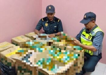 PENGUATKUASA KPDN menyita 288 paket minyak masak yang disimpan tanpa kebenaran Pengawal Bekalan di Kampung Sungai Limau, Baling.