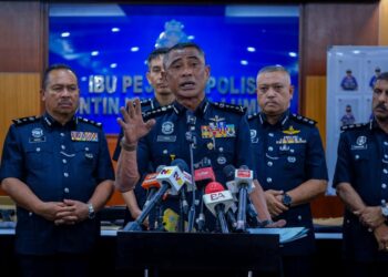 FADlL Marsus ketika sidang media kes samun bersenjata dan menyamar sebagai penjawat awam dan perkembangan kes rusuhan serta khianat di sebuah pusat hiburan di ibukota. -UTUSAN/M. FIRDAUS M. JOHARI