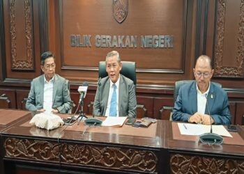 AMINUDDIN Harun pada sidang akhbar selepas mempengerusikan Mesyuarat Mingguan Exco di Wisma Negeri, Seremban hari ini -UTUSAN/NAZARUDIN SHAHARI