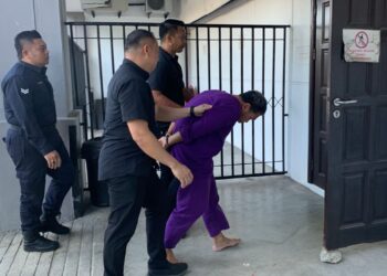 TERTUDUH berusia 54 tahun itu dibawa masuk ke dalam Mahkamah Sesyen Lahad Datu atas 11 pertuduhan merogol dua anak kandungnya.