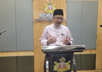 ZAMAKHSHARI Muhamad pada sidang media selepas Mesyuarat Mingguan Exco Kerajaan Negeri Kelantan di Kompleks Kota Darulnaim, Kota Bharu, Kelantan hari ini. - UTUSAN/MUSTAQIM MOHAMED