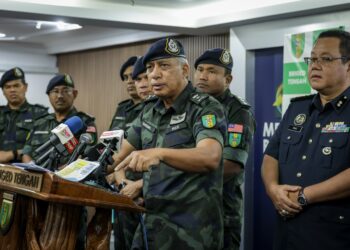 Komander Briged Tengah Pasukan Gerakan Am (PGA), SAC Hakemal Hawari bercakap dalam sidang akhbar kejayaan pihak PGA menumpaskan kegiatan memproses e-waste secara haram di Selangor, Johor dan Negeri Sembilan dalam Op Hazard 3.0, di Ibu Pejabat Briged Tengah PGA di sini, hari ini. -UTUSAN/MUHAMAD IQBAL ROSLI